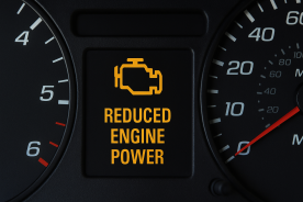 Mensaje de potencia reducida en el tablero de un auto moderno